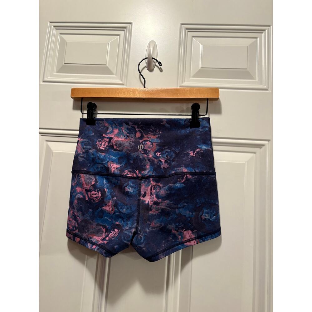 Lululemon Short (Roll Down) *Full-On Luon
Moody Mirage Bark Berry Navy Size 2